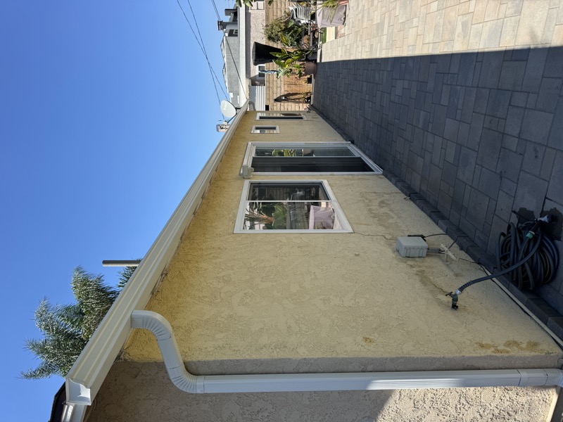 Seamless aluminum gutters